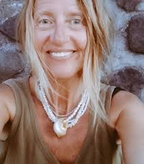 Hanging out and making some art in some grey weather in Asia. Still me  here, and may as well! 😊 #instagrammeditation #wayanroshnirose  #lifeomearth #2023 💛