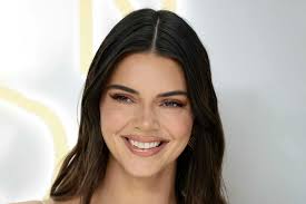 Oh No — Kendall Jenner & Bad Bunny Kissed!!