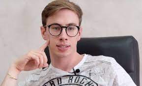 Max Felicitas, chi è?/ Attore porno genero di Giovanni Galli ma solo per Le  Iene!