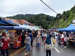 The pasar malam provides the perfect shopping place for those who like to buy some local produce, traditional food stuff and just about any other items needed during your stay here. Pasar Pagi Kea Farm Cameron Highlands Percutian Bajet
