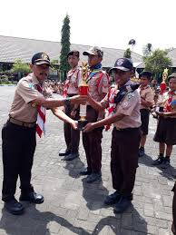 Setelah selesai, aku menunggu di kamarnya. Smp Negeri 1 Porong