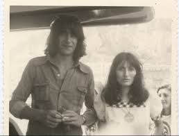 En 1976, yves duteil sort l'album j'attends, un succès qui permettra à yves duteil de mettre plusieurs trophées à son palmarès, le prix jeune en 1981, yves duteil a créé les éditions de l'écritoire, devenant ainsi son propre producteur, et fera patienter le public pendant trois ans avant de. Fan De Yves Duteil Facebook