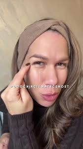 Ima dana kad se pogledam u ogledalo i pomislim — šta se ovo desilo ispod  očiju? 😅 Natečenost, tamni podočnjaci, umoran izraz lica. A istina je —  nisam ni tužna, ni iscrpljena, samo… žena koja nije ...