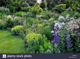 Jahrhundert die englische gegenvariante aus, die wir heute als den englischen garten kennen. Ein Schoner Englischer Garten Im Fruhsommer Informelle Cottage Garten Stil Der Pflanzung Stockfotografie Alamy