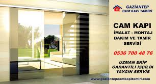 Castellari mutfağını ve oturma odasını bölmek için ahşap çerçeveli sürgülü pencereler. Surgulu Cam Kapi 0534 312 5696