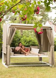 Romantik Pur Gartenhaus Mit Hollywoodschaukel Fur Vertraumte Stunden Im Privaten Lustschlosschen Mit Bildern Hollywoodschaukel Schaukel Polyrattan
