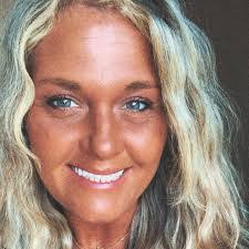 Lesa Caldwell's Instagram, Twitter & Facebook