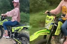 Scopri ricette, idee per la casa, consigli di stile e altre idee da provare. Ada Yang Mau Nemenin Aksi Trabas Hutan Oleh Kaum Pria Sudah Biasa Kalau Yang Trabas Kayak Gini Baru Luar Biasa Semua Halaman Gridmotor Id