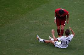 Quand cristiano ronaldo reste muet en attaque, le portugal peut compter sur la solidité défensive de l'inoxydable pepe, qui continue à 37 ans à faire la leçon à des adversaires et des coéquipiers quinze. Twitter Reacts To Pepe S Red Card During Germany Vs Portugal Bleacher Report Latest News Videos And Highlights