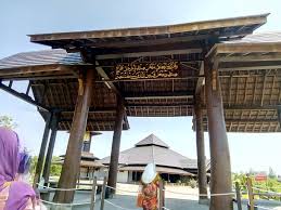 There is a large community of muslims working in the surrounding area. Masjid Cantik Di Pulau Gajah Masjid Ar Rahman Ciktie Dot Com