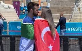 10 days after winning the euros, figc president gabriele gravina addresses the millions of italians who hold the azzurri so dear. Europei Verso Turchia Italia Bagno Di Folla Per Gli Azzurri A Roma La Gazzetta Dello Sport