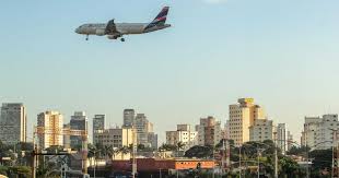 Voo atrasa após passageiro retirar bagagem de outros e se negar a sair de avião: ‘Sou cliente black’
