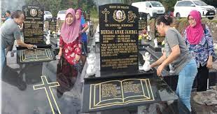Selepas tu dia keliling kubur mak ayah dia. Ziarah Kubur Bukan Muslim Beza Agama Tak Halang Kasih Terhadap Ibu Yang Dah Tiada Gaya Hidup Cari Infonet
