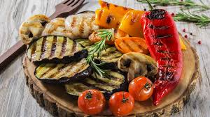 Plato básico del recetario catalán que consiste en asar verduras en brasas y servirlas en aceite de oliva. Recetas 7 Errores Que Cometes Cuando Haces Verduras A La Plancha