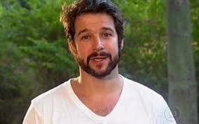 Quem está falando a verdade: Flora ou Donatela?