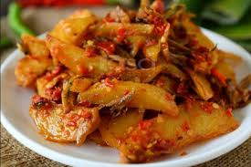 Masukkan bawang besar yang dihiris, air asam jawa dan garam. Kentang Dan Bilis Berlada Lauk Legend Yang Sedap