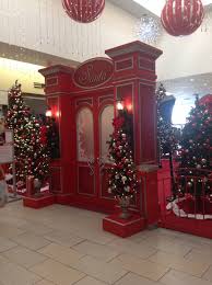 A Christmas Decoration At The Mall Elegant Christmas Decor Christmas Display Christmas Props