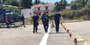 Συνεχίζονται οι έρευνες για το έγκλημα στα γλυκά νερά με το ενδιαφέρον να στρέφεται στη σύλληψη των δραστών. Glyka Nera Mysthrio Me Kata8esh 15 000 Eyrw Se Atm Meta To Egklhma H Perigrafh Twn Dolofonwn In Gr