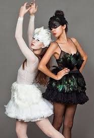 Einen smoking genau in der mitte halbieren. Weisser Schwarzer Schwan Kostum Selber Machen Maskerix De Kostum Fasching Kostume Karneval Black Swan Kostum Selber Machen