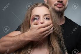 Pitoyable Jeune Femme Ayant Peur Oeil Au Beurre Noir S Arrachant De Son Ex Mari Debout Derriere Elle En Chemise Noire Isole Sur Fond Gris Banque D Images Et Photos Libres De Droits Image 30609321
