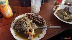 Anieng (61) pemilik warung setempat mengatakan bahwa dirinya membuka usaha terinsipirasi oleh manfaat kupang bagi kesehatan. Enaknya Lontong Kupang Cowboy Pandaan Tretes Heydayat Com