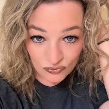 What are some refreshing scents and favorite accessories?