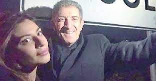 Romina pierdomenico nasce a vicoli, in provincia di pescara, nel '93. Ezio Greggio Eta Fidanzata E Figli Chi E Romina Pierdomenico