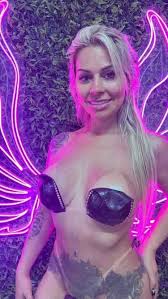 Sheila Bellaver posa com biquíni de fita e mostra marquinhas do bronzeado -  Famosos | Entretenimento