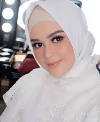 Ia berasal dari kota langsa, aceh. Mempesona 7 Artis Indonesia Berdarah Aceh Kumparan Com