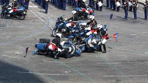 Échec vérification d'email, veuillez réessayer. Sur Les Champs Elysees Ces Deux Motards Qui Loupent Leur Choregraphie Et Chutent Devant Le President