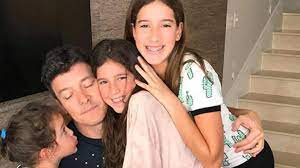 Rodrigo faro dorme na porta de casa após filmar a mulher, vera viel, caindo no sono de boca rodrigo faro é um apresentador de tv, ator, dançarino e cantor brasileiro. Aos 11 Anos Filha De Rodrigo Faro Estrela Seu Primeiro Comercial