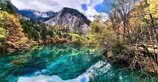 四川九寨溝按專家推算 九寨溝約於二 三百年前便因為冰川移動或地震形成 1992年獲納入世界文化遺產2017年經歷7級地震 現已回復昔日風采 natural landmarks landmarks outdoor