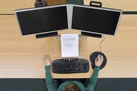 Wichtig ist dabei das dein schreibtisch und der bürostuhl die. Ergonomie Am Arbeitsplatz Darauf Sollten Sie Achten Pravention Im Buro