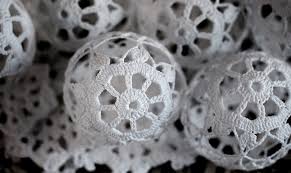 Un'idea originale per i segnaposto per il tuo matrimonio. Decorazioni Di Natale Crochet Palline All Uncinetto Casafacile