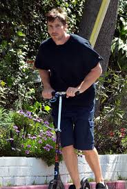 Anecdote sur son incroyable perte de poids pour the machinist. Christian Bale 45 Joins His Wife Sibi 49 Son Joseph 5 For A Scooter Ride Lipstick Alley