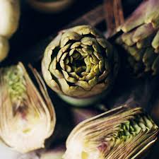 La alcachofa, también conocida como alcaucil, es una planta cultivada como alimento en climas templados. Como Cocinar Alcachofas