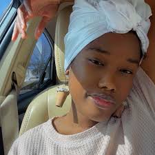 Mwen achte 4 ti shelf sou amazon pou m mete pafen m yo. Avanyè m pran san  m, mwen monte yo, m byen ranje ti pafen yo sou li. Pandan m ap