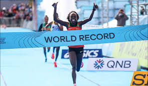 Angehörige indigener völker sind am dienstag (ortszeit) in der. Peres Jepchirchir Kenyan Breaks Women S Half Marathon World Record Afroballers