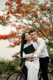 Ngắm áo dài trắng tinh khôi đầu mùa hoa ...