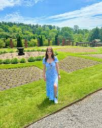 So nice to take some time away from the city and soak in the beautiful  green trees, pretty flowers, and a little Mountain View 🌺🌳 ⁣ ⁣ Some free  tools you have