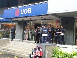 Level 2, menara uob, jalan raja laut, 50350 kuala lumpur. Robber Flees With Rm46 000 Cash In Bank Heist Security Guard Unaware Of Robbery