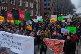 Afgan mülteciler dayanışma ve yardımlaşma derneği (arsa) başkanı ali hekmat, kayıtsız olarak verdikleri yaşam mücadelesine dikkat çekti. Afgan Multecilerin Sinirdisi Edilmesine Karsi Yuruduler