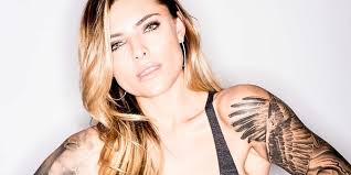 She has tattoos on her both arms. Sophia Thomalla Krasse Tattoo Challenge Mit Helene Fischer Express De