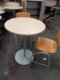 La version haute de la chaise bali est une alternative chic et confortable de la traditionnelle chaise haute. Chaise Haute Pour Mange Debout La Ressource Grenoble Region