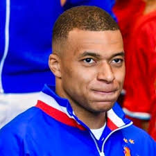 Elli-Jo Macdonald (@ellzelli)