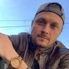 Travis Lance's Instagram, Twitter & Facebook