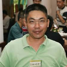 黃珊珊妳當競選總幹事， 政治獻金搞到一團爛帳， 騙小草捐款買木可小物， 還折扣碼大搞分潤機制！  然後妳還有臉發文談〔財政收支劃分法〕？妳連公益捐款和私人帳戶都搞不清楚了，搞的清楚中央與地方分配？