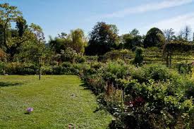 Claude monet hat giverny durch zufall entdeckt, sich in diesen ort verliebt und nachdem er dort das alte presshaus gekauft hat fast vierzig jahre seines lebens an… Keep Golfing Com Golf Travel More Haus Und Garten Claude Monet