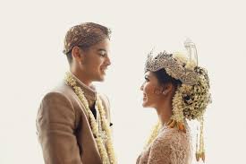 Jan 24, 2019 · sesuaikan gaun pengantin dengan tema pernikahantema pesta kebun atau tema yang berbau santai anda dapat memilih gaun pengantin tea length. Pernikahan Sunda Dengan Kebaya By Vera Kebaya Www Thebridedept Com Pose Pasangan Pengantin Pose Prewedding Kebaya Pernikahan