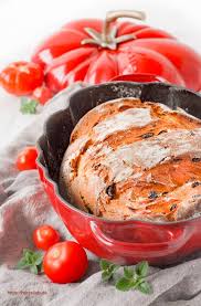 Dieses Tomatenbrot Mit Oregano Bringt Mediterranes Flair Auf Den Tisch Das Rezept Ist Schlicht Der Geschmack Sensationell Tomatenbrot Rezepte Tomaten Rezepte